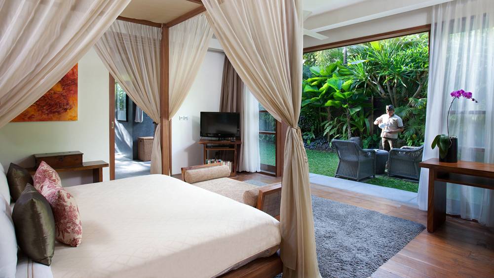Villa Sarasvati - Guest bedroom with pocket garden